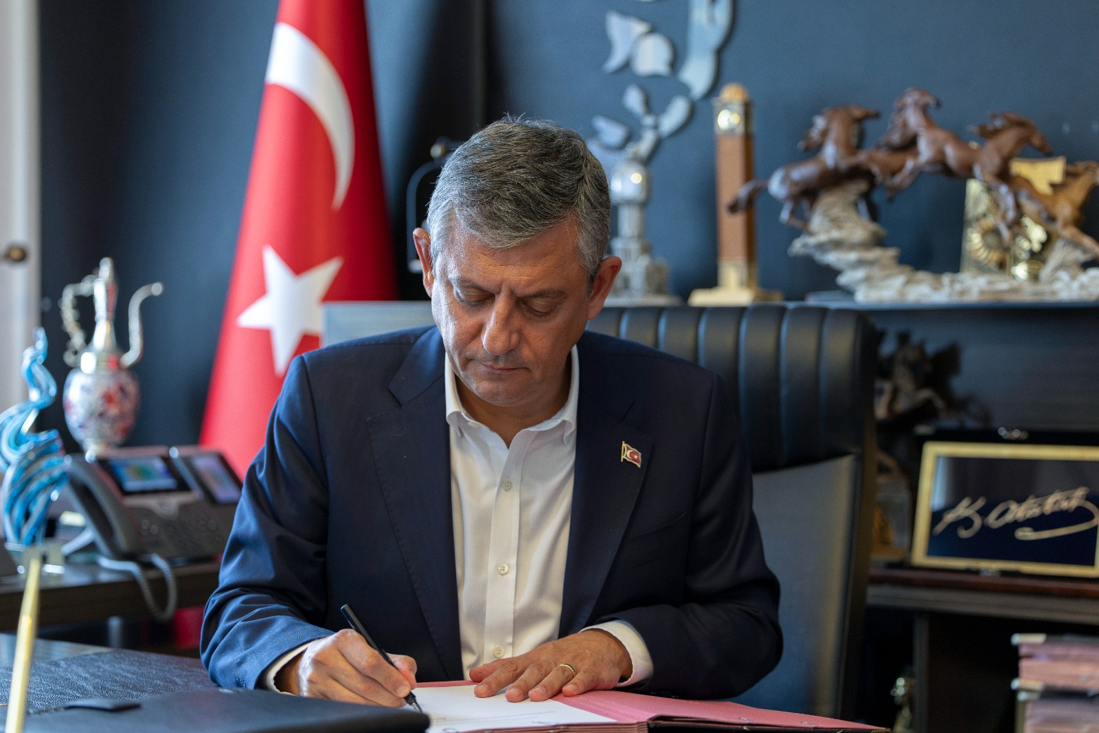 CHP’den istifa etti: Özgür Özel ‘Yeni Parti’nin kuruluş dilekçesini imzaladı