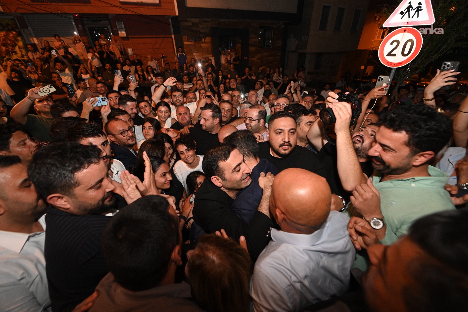 Tahliye edilen İnan Güney cezaevinden çıktı, ilk durağı ailesinin evi oldu