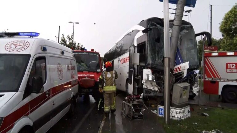İstanbul’da yolcu otobüsü kaza yaptı: 2’si ağır 30 yaralı