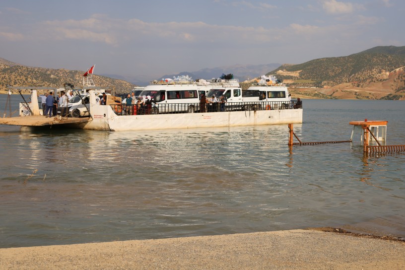 Botan Köprüsü sular altında kaldı, 50 köyün Siirt ile bağlantısı koptu: Köylüler güvensiz teknelerle geçiyor