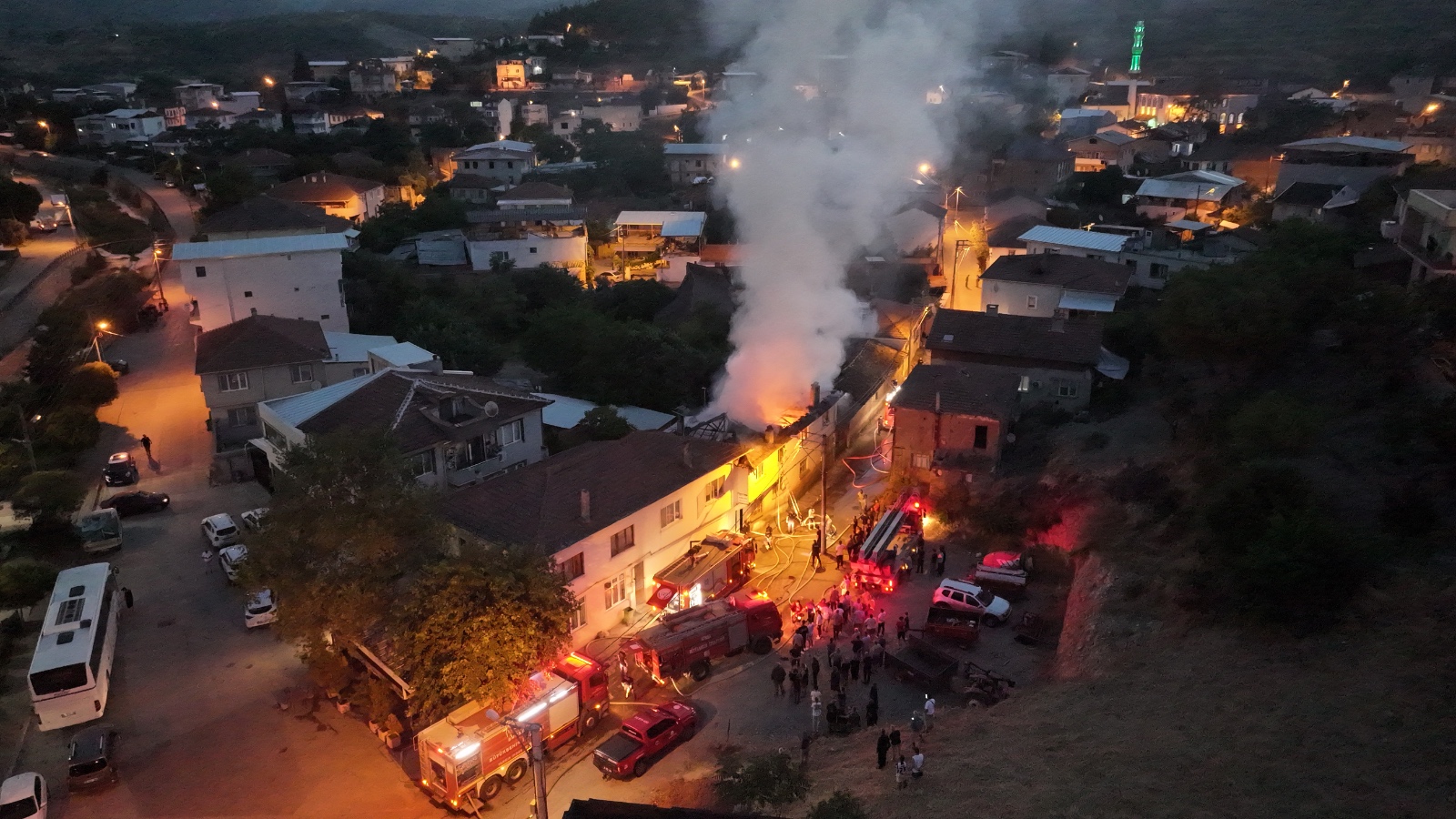 Bursa’da iki katlı evde yangın: Bir kişi yaşamını yitirdi