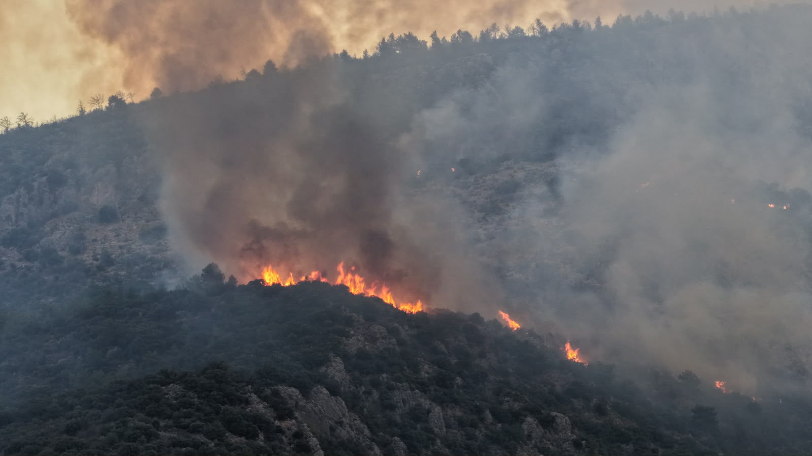 Antalya Kaş’taki orman yangını 2. gününde: Havadan müdahale yeniden başladı