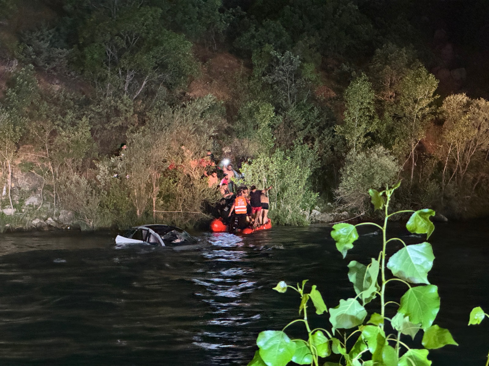 Dersim’de Munzur Çayı’na düşen otomobilin sürücüsü hastanede yaşamını yitirdi