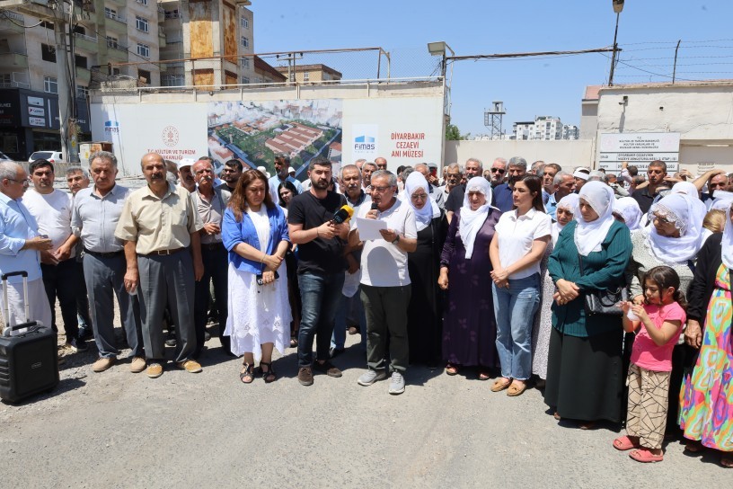 Diyarbakır 5 No’lu Cezaevi önünde 14 Temmuz anması: ‘Burası insanlık hafızası müzesi olmalı’