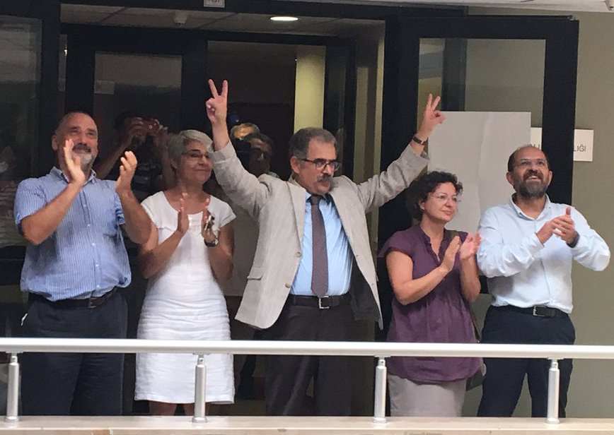 İki Barış Akademisyeni 10 yıl sonra görevine iade edildi