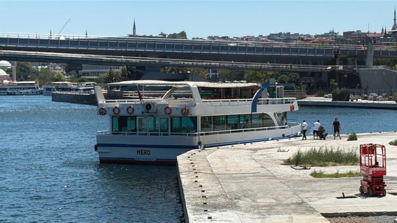 Haliç’te tekne köprüye çarptı: Bir kişi kayıp