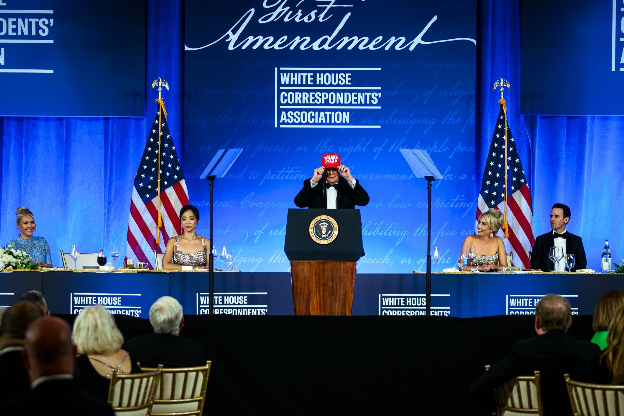 Kırmızı şapkayı taktı, adaylık mesajını verdi: Trump dördüncü kez aday olacağını ilan etti