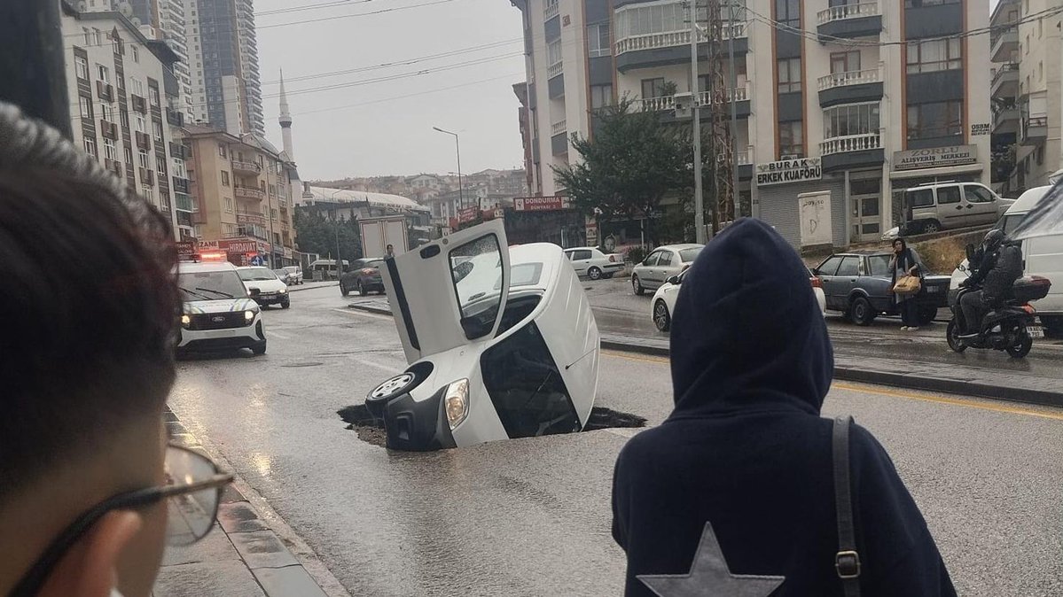 Ankara’da sağanak nedeniyle yol çöktü, araç çukura düştü