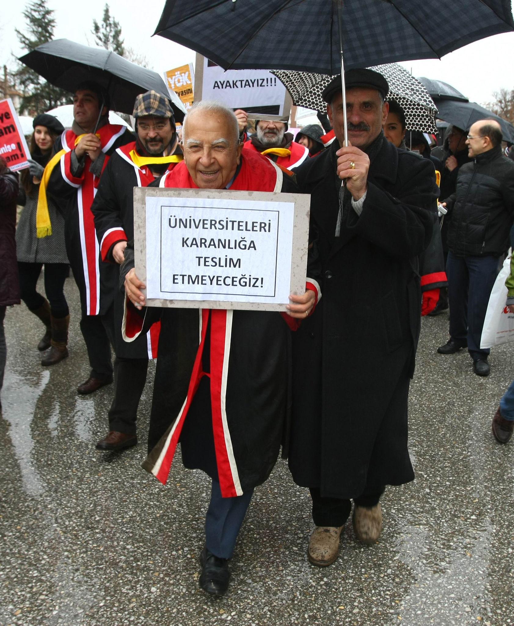Akademideki işten çıkarmalara tepki: Bilimi savunan dirence ihtiyaç var