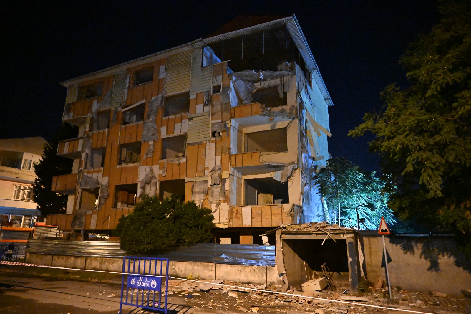 Kartal’da tahliye edilen 5 katlı binanın balkonları ve duvarı çöktü