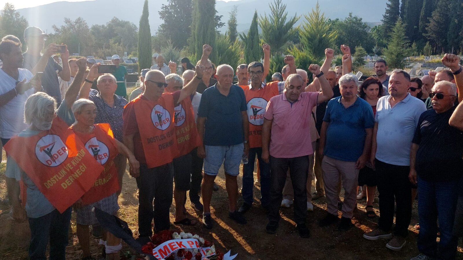 ‘Eğilmeyecek bir baş, teslim olmayacak bir cübbe bırakıyorum’: Nebi Barlas’a alkışlarla veda