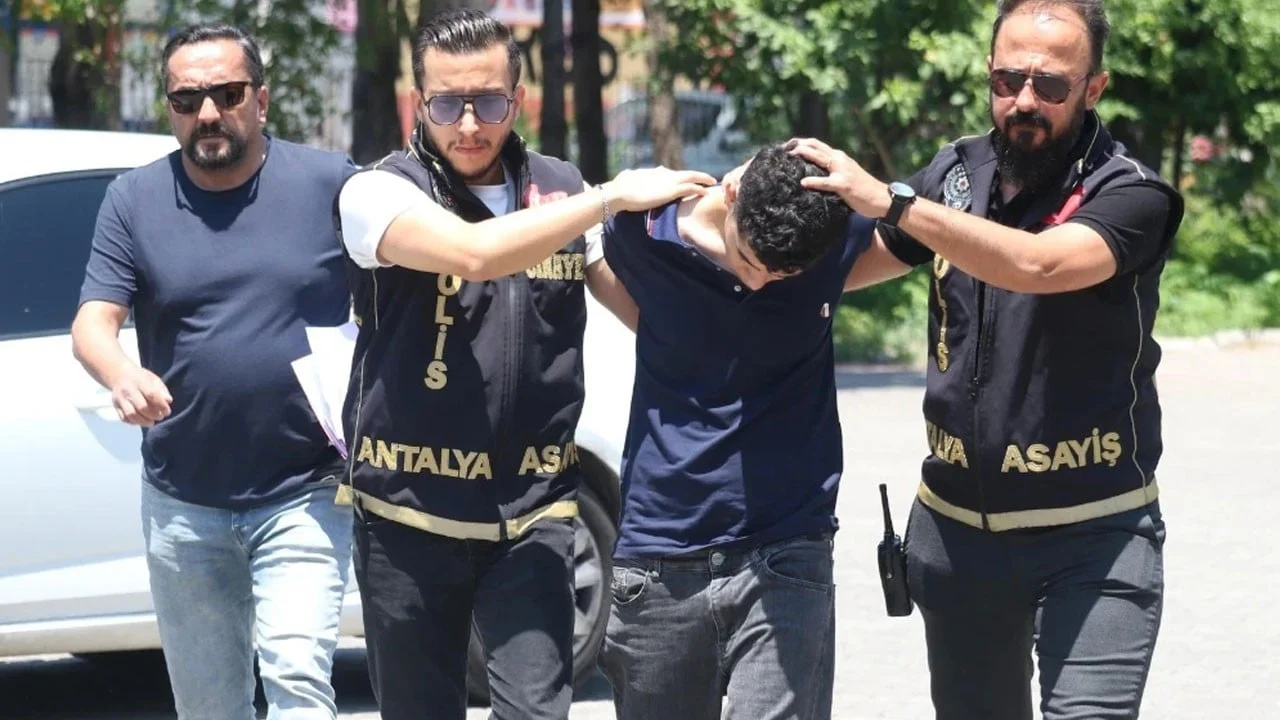 Antalya’da erkek şiddeti: İki kız kardeşini boğmaya çalışan fail gözaltına alındı