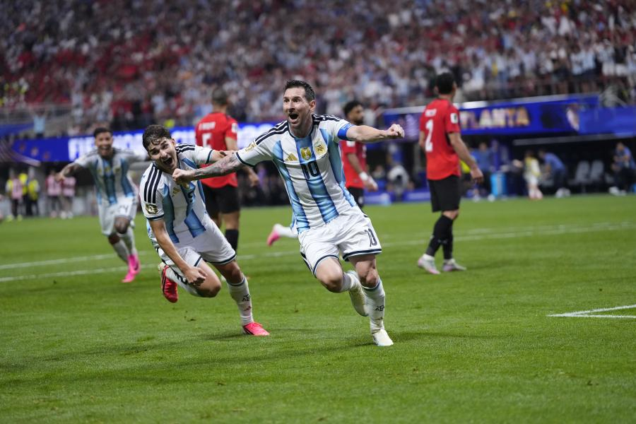 Arjantin tarihi geri dönüşle çeyrek finalde: Mısır karşısında 3-2 kazandı