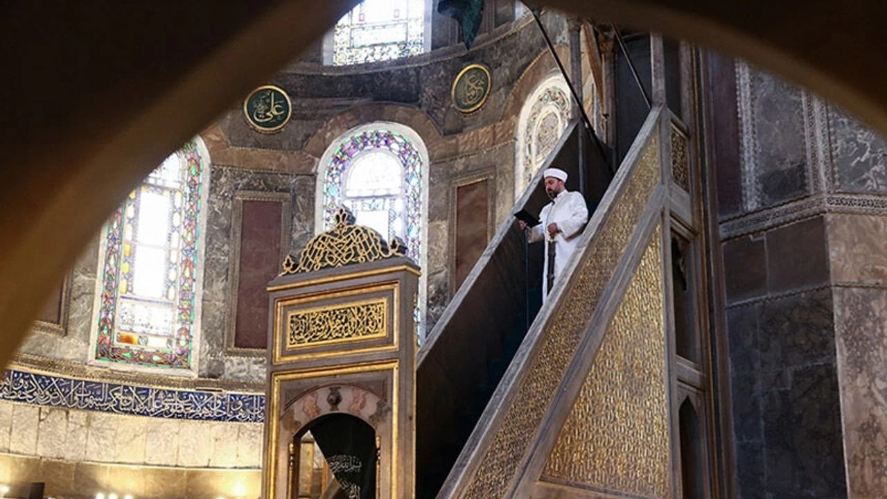 Diyanet’in cuma hutbesinde kadın ve erkeklere ‘iffet’ ve ‘giyim kuşam’ çağrısı