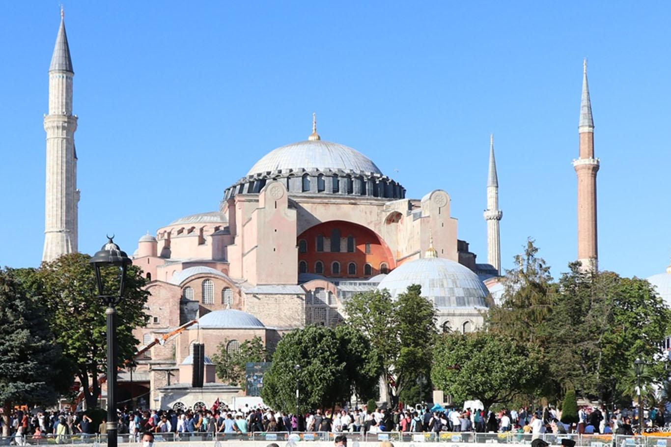 Ayasofya’da iki turist gözaltına alındı