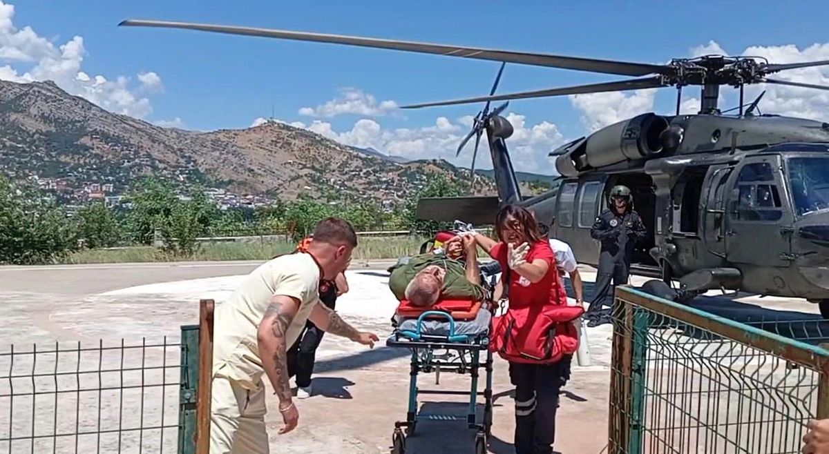Engerek yılanının ısırdığı yazar Cemal Taş, helikopterle hastaneye kaldırıldı