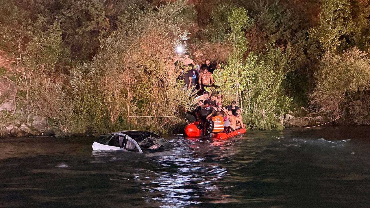 Dersim’de takla atan otomobil Munzur Nehri’ne düştü: 2 yaralı