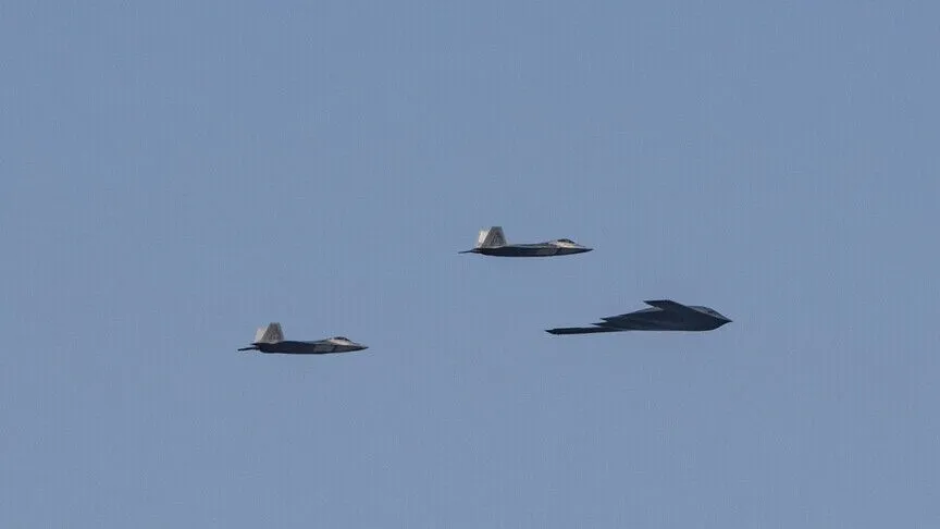 İsrail devlet televizyonu: ABD’ye ait F-22 hayalet savaş uçakları İsrail’den ayrıldı