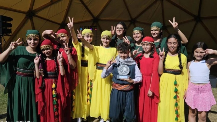Kürt folklor ekibi Galler’deki uluslararası festivalde birinci oldu
