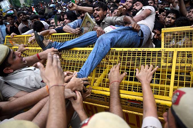 Hindistan’da öğrencilere silah doğrultan polis görevden uzaklaştırıldı