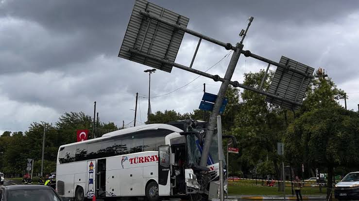 İstanbul’da yolcu otobüsü kaza yaptı: 2’si ağır 30 yaralı