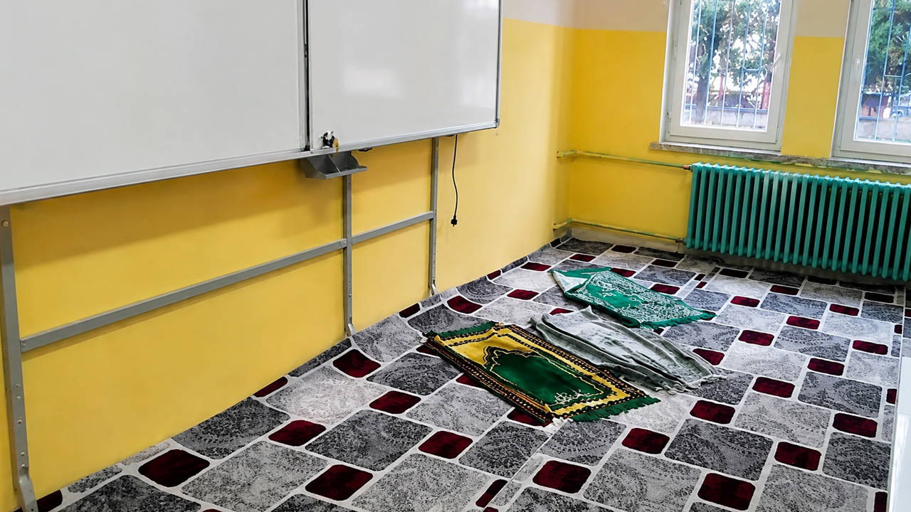 İstanbul Valiliği’nden okullara mescit şartı