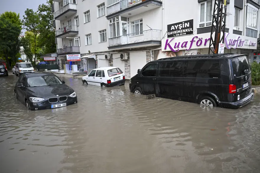 Sağanak yağışlar etkili oluyor: Ankara’da yıldırım düşmesi sonucu can kaybı