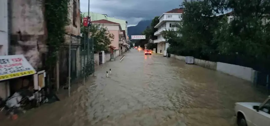 Kastamonu’da sel: Ev ve iş yerlerini su bastı