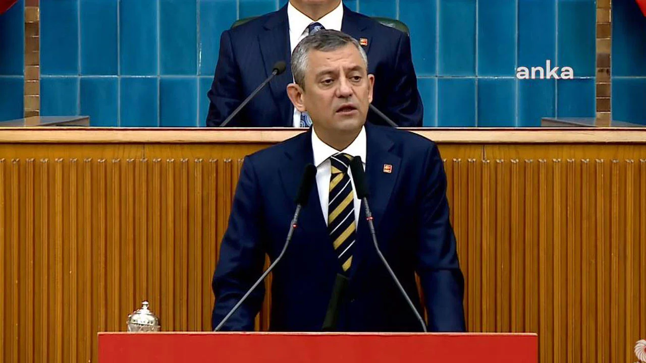 Özgür Özel grup toplantısında konuşuyor