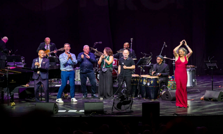 Pink Martini Harbiye’de müzikseverlerle buluştu: Dünya müzikleri yine sahnedeydi