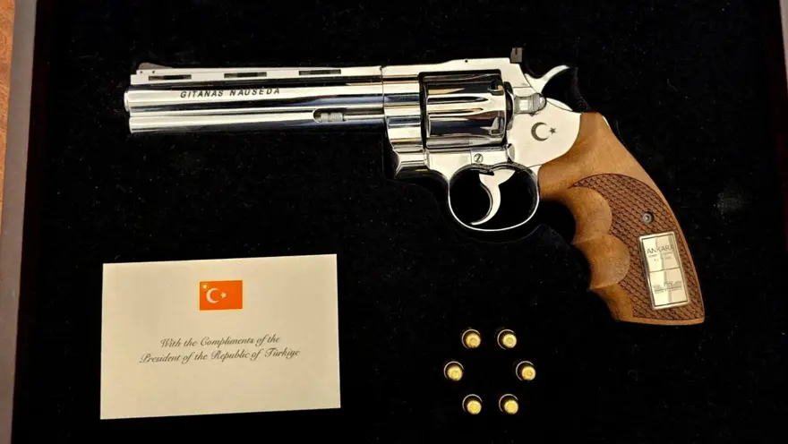 Cumhurbaşkanı Erdoğan NATO liderlerine revolver tabanca hediye etti