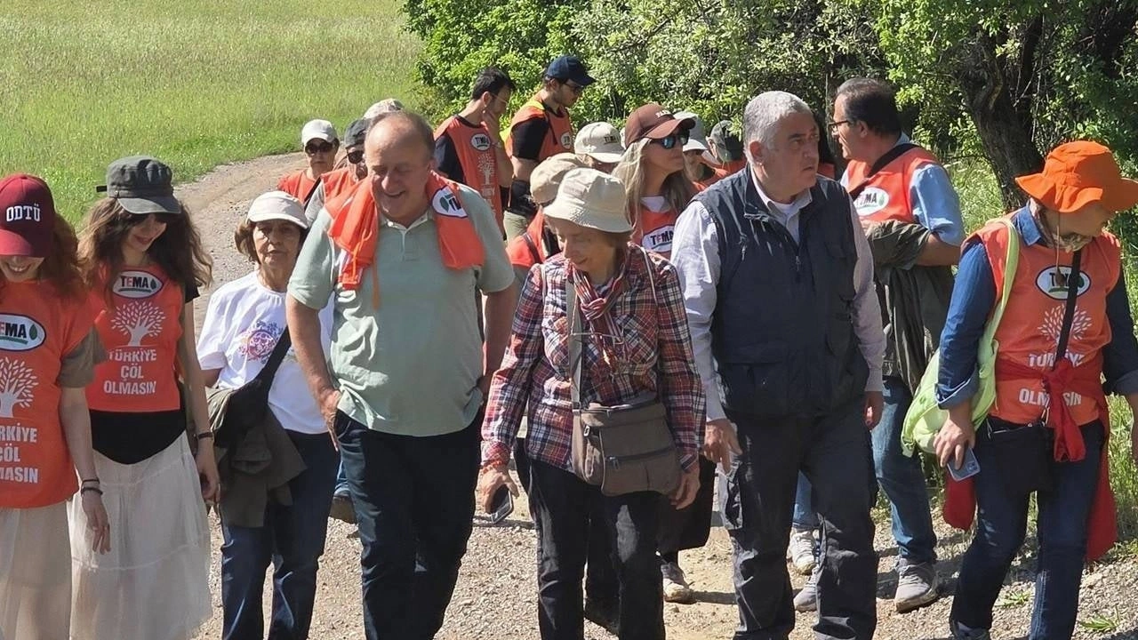 NATO zirvesi öncesi tutuklanan TEMA Vakfı gönüllüleri ranzaya çıkamadıkları için yerde uyuyor