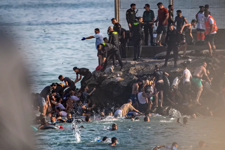 Binlerce göçmen Fas’tan Ceuta’ya geçmeye çalıştı: 18 kişi yaşamını yitirdi
