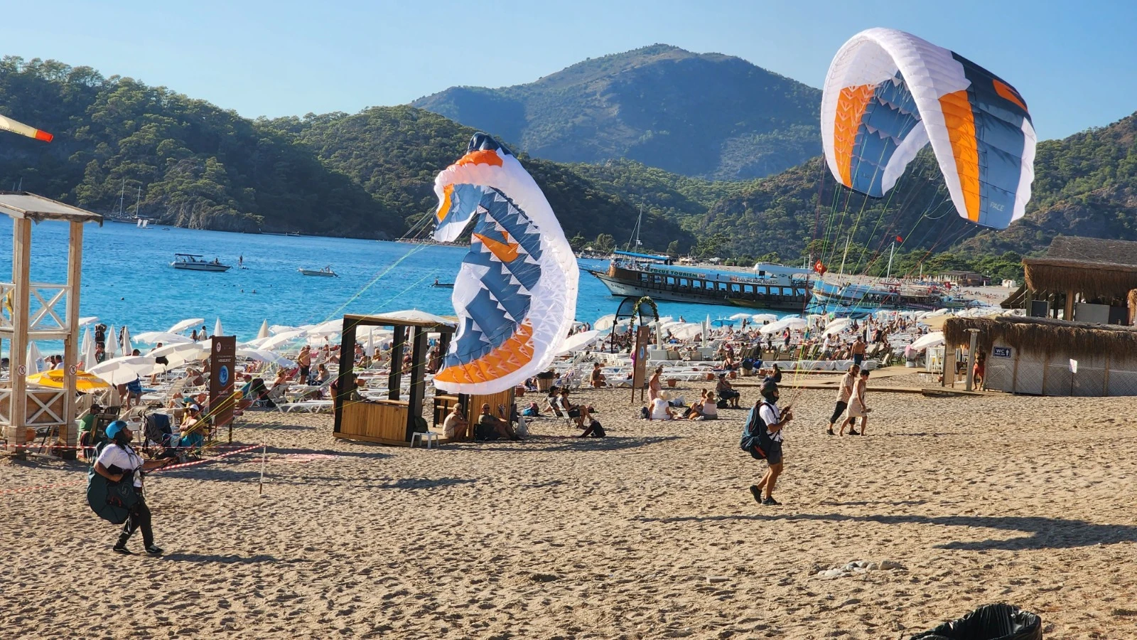 Ölüdeniz’de yamaç paraşütü pilotları uçuşları durdurdu: ‘Amacımız Babadağ’ın geleceğini korumak’