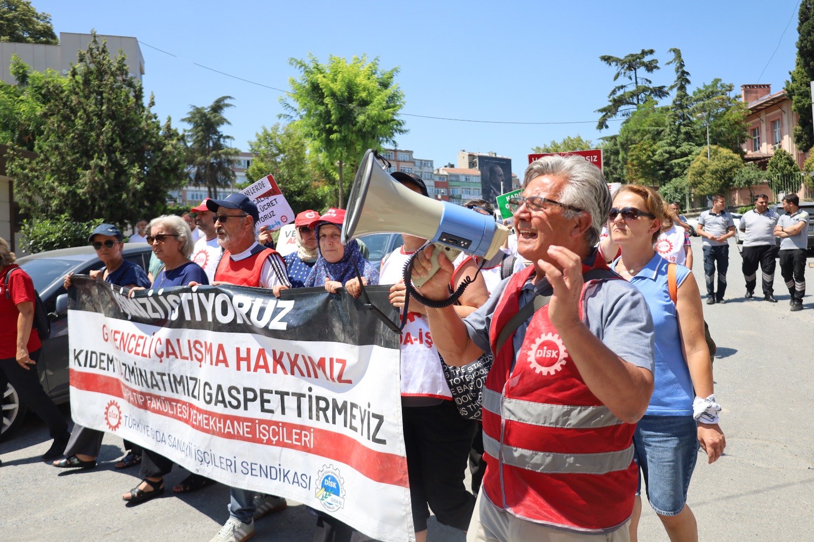 Çapa Hastanesi yemekhane işçileri 12 gündür eylemde: ‘Hasta yakınları görsünler, eylemcilere değil, başhekimliğe itiraz etsinler’