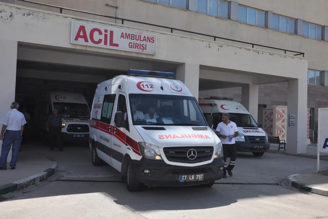Gaziosmanpaşa’da iş kazası: Düşen yük asansöründeki işçi ağır yaralandı