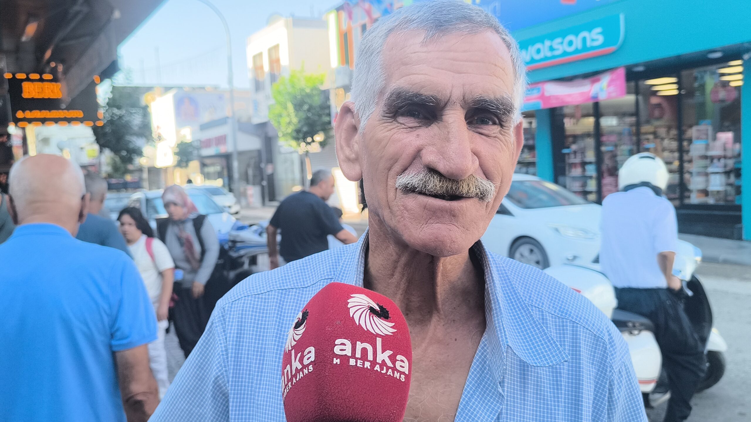 Hayır için dağıtılan bedava böreğe yurttaş akın etti: ‘En son geçen sene aldım yedim’