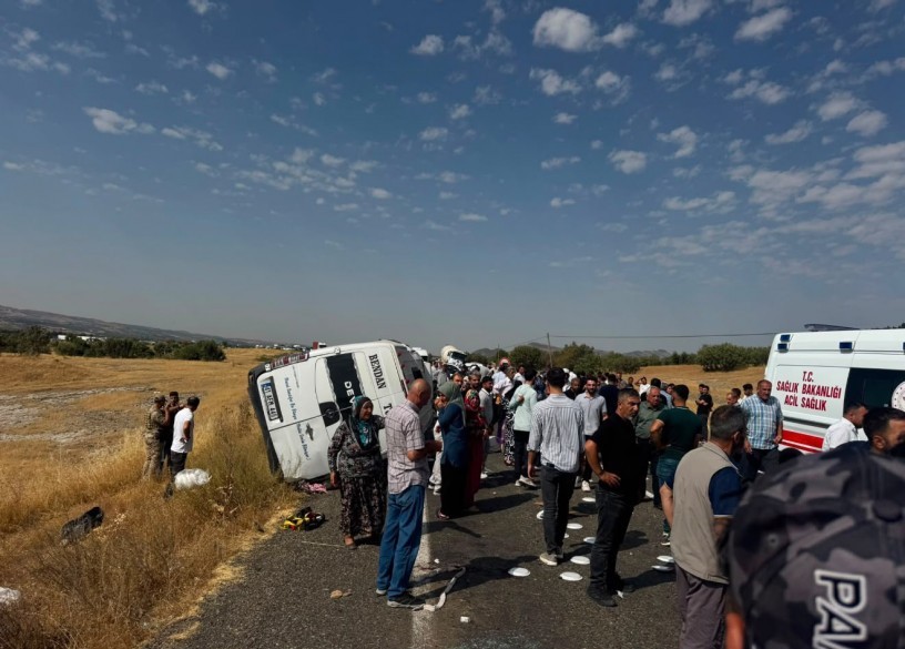 Diyarbakır’da kaza: 3 kişi hayatını kaybetti, 15 kişi yaralandı