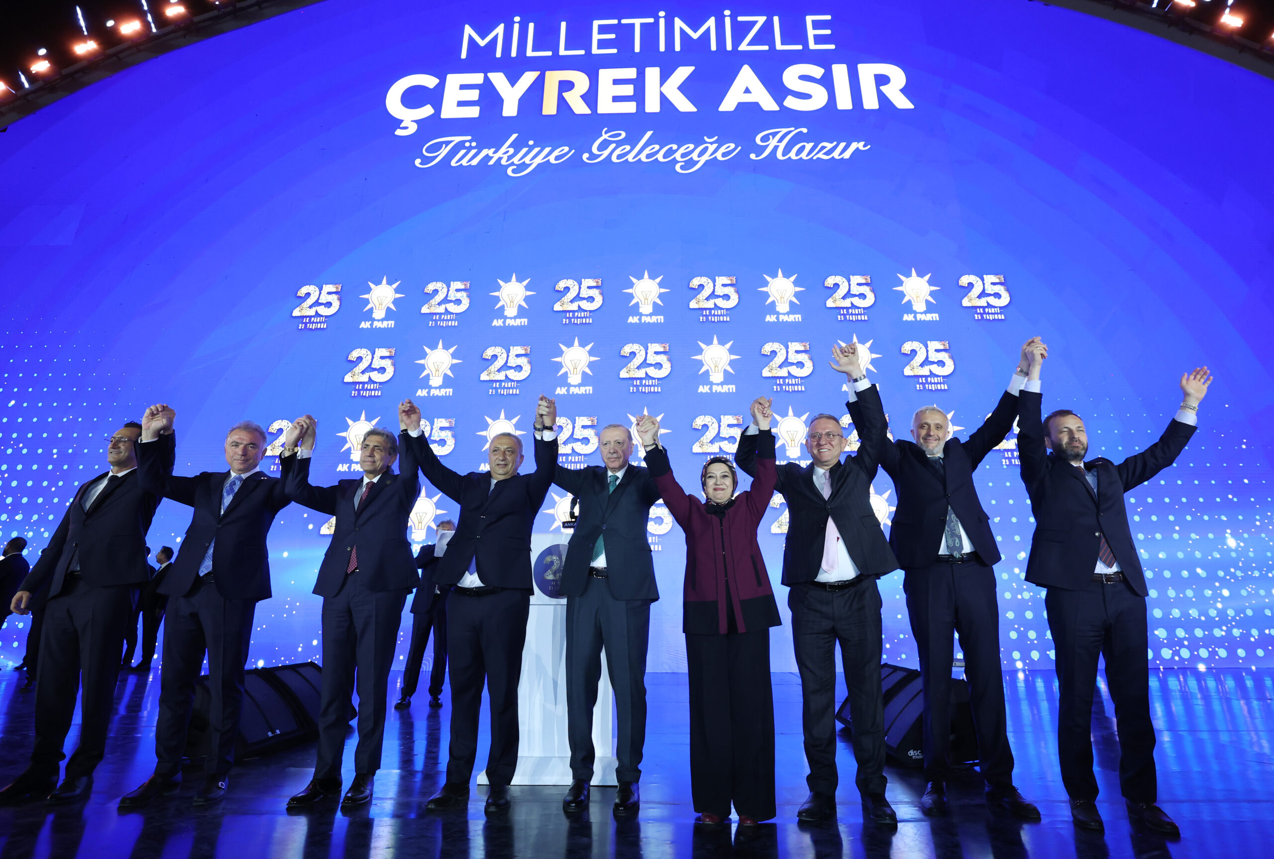 3 vekil ve 7 belediye başkanı AK Parti’ye katıldı