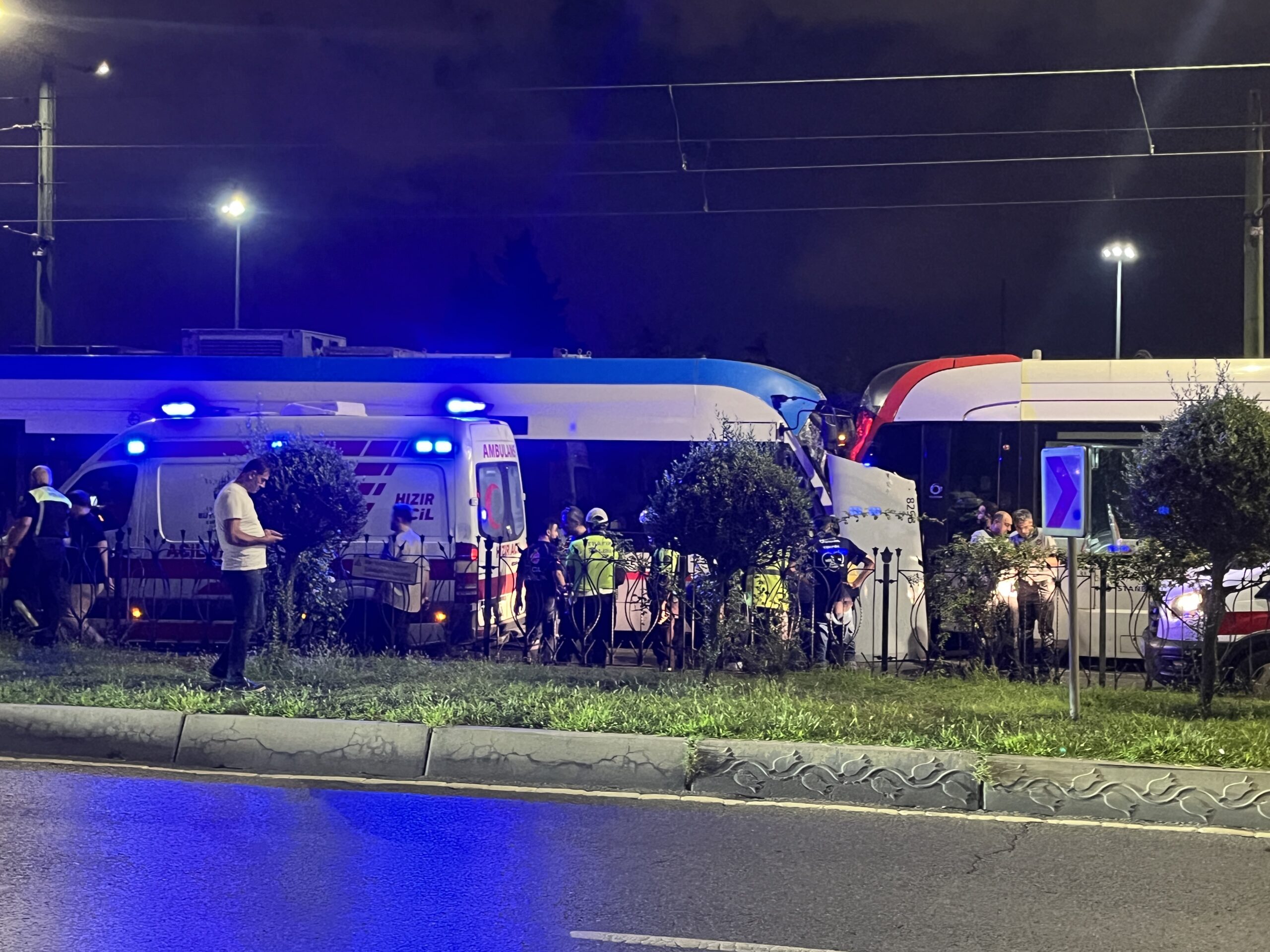 Zeytinburnu’nda iki tramvay kafa kafaya çarpıştı: Çok sayıda yaralı var