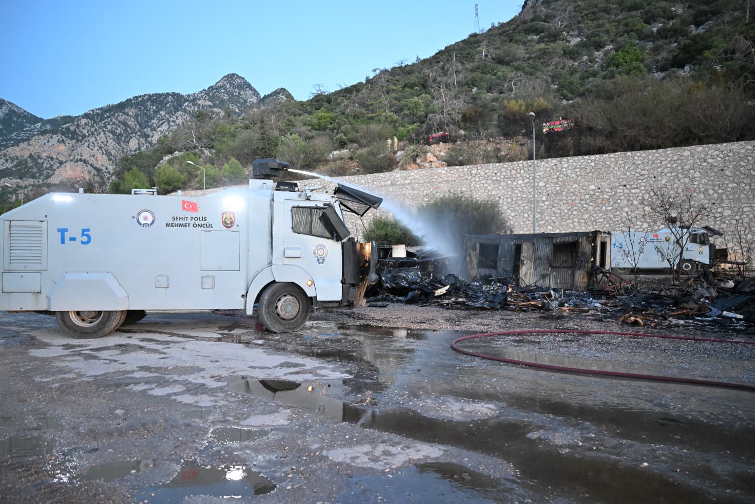 Antalya Balıkçı Barınağı’nda yangın: 20’den fazla tekne yandı