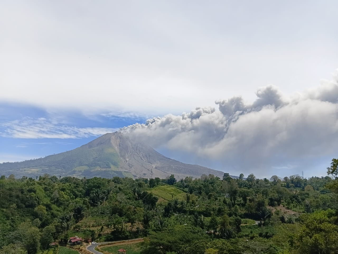 Sinabung Yanardağı patladı: Kül sütunu 3 bin 500 metreye ulaştı