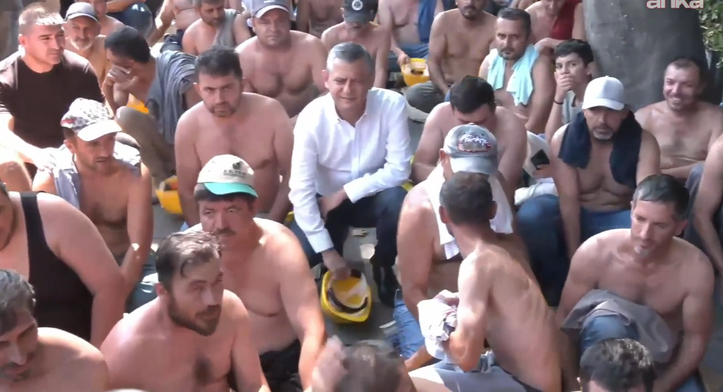 Özgür Özel’den, madencilere baretle destek