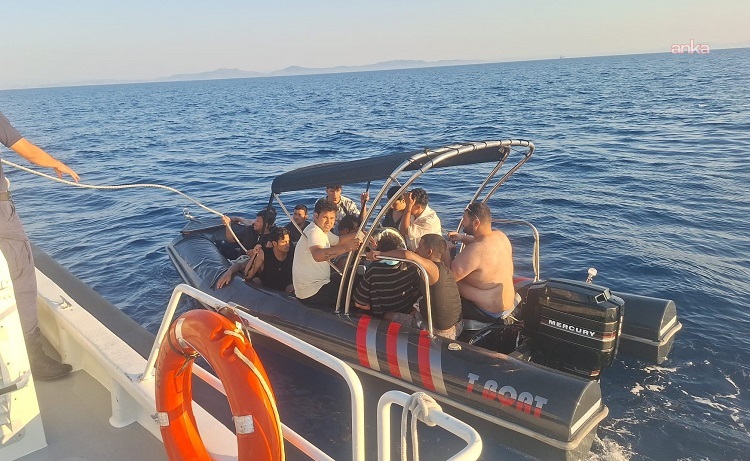 İzmir açıklarında 51 göçmen karaya çıkarıldı: 2 şüpheli gözaltında