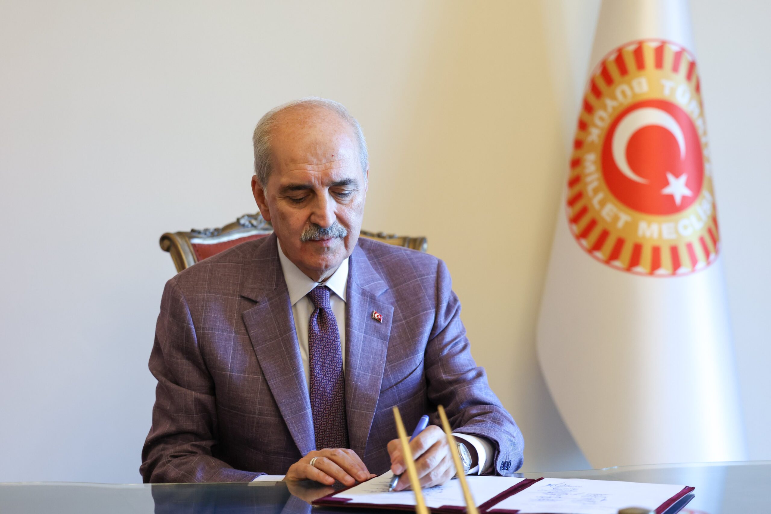 TBMM Başkanı Numan Kurtulmuş, çerçeve yasa teklifine imza attı