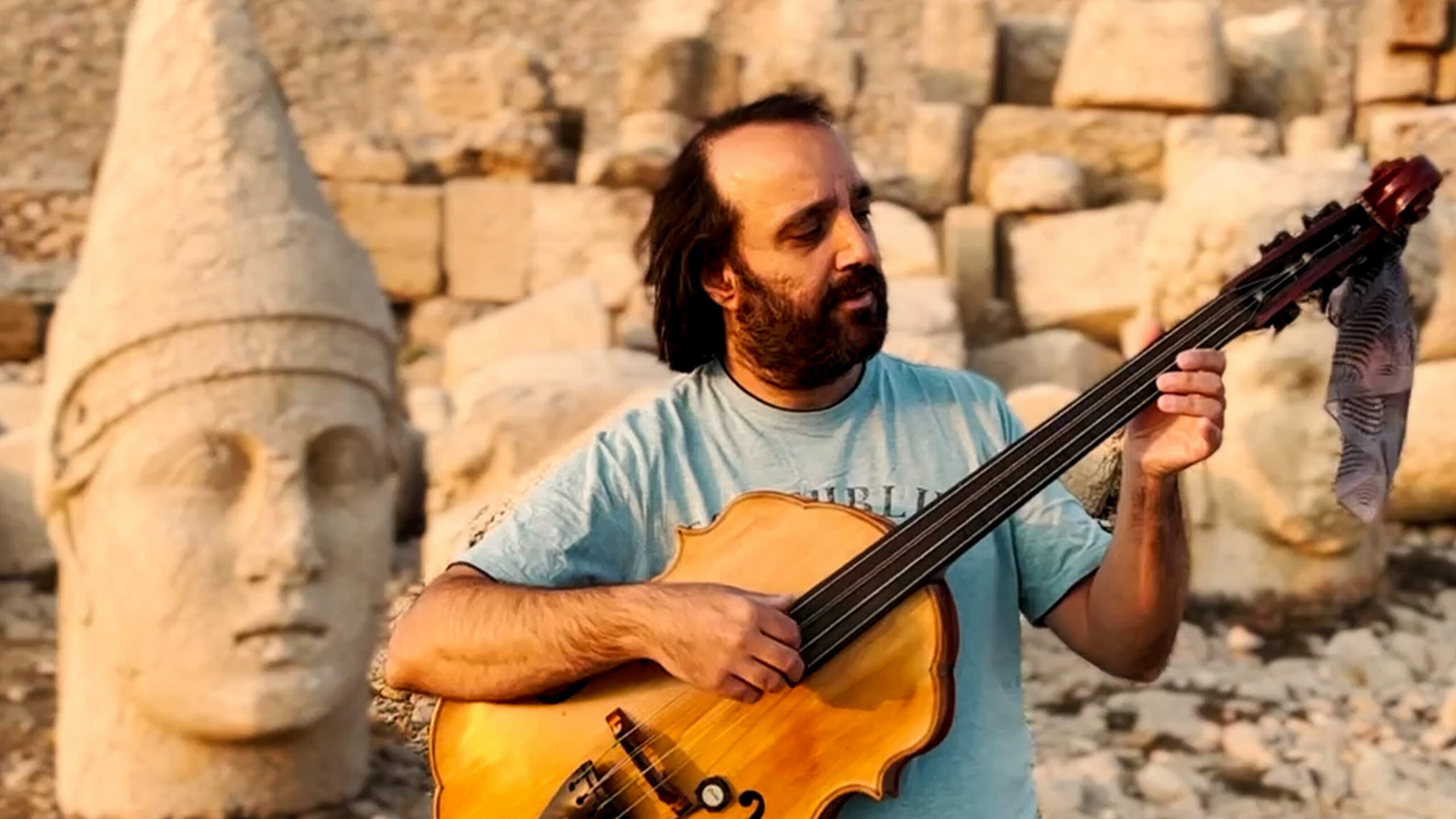 Merih Aşkın’ın müzik araştırması: Anadolu’nun seslerini yeni bir enstrümanla arıyor