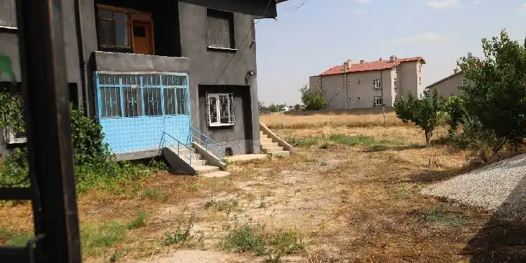 Dedeoğulları ailesinin evi için kamulaştırma hazırlığı: ‘Karardan vazgeçilmezse mezarları Kars’a götüreceğiz’