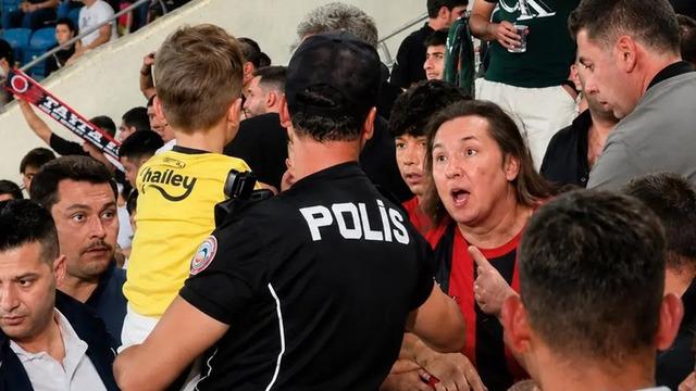 Gençlerbirliği ve Fenerbahçe’den tribünde çocuğun formasının çıkarılmasına tepki