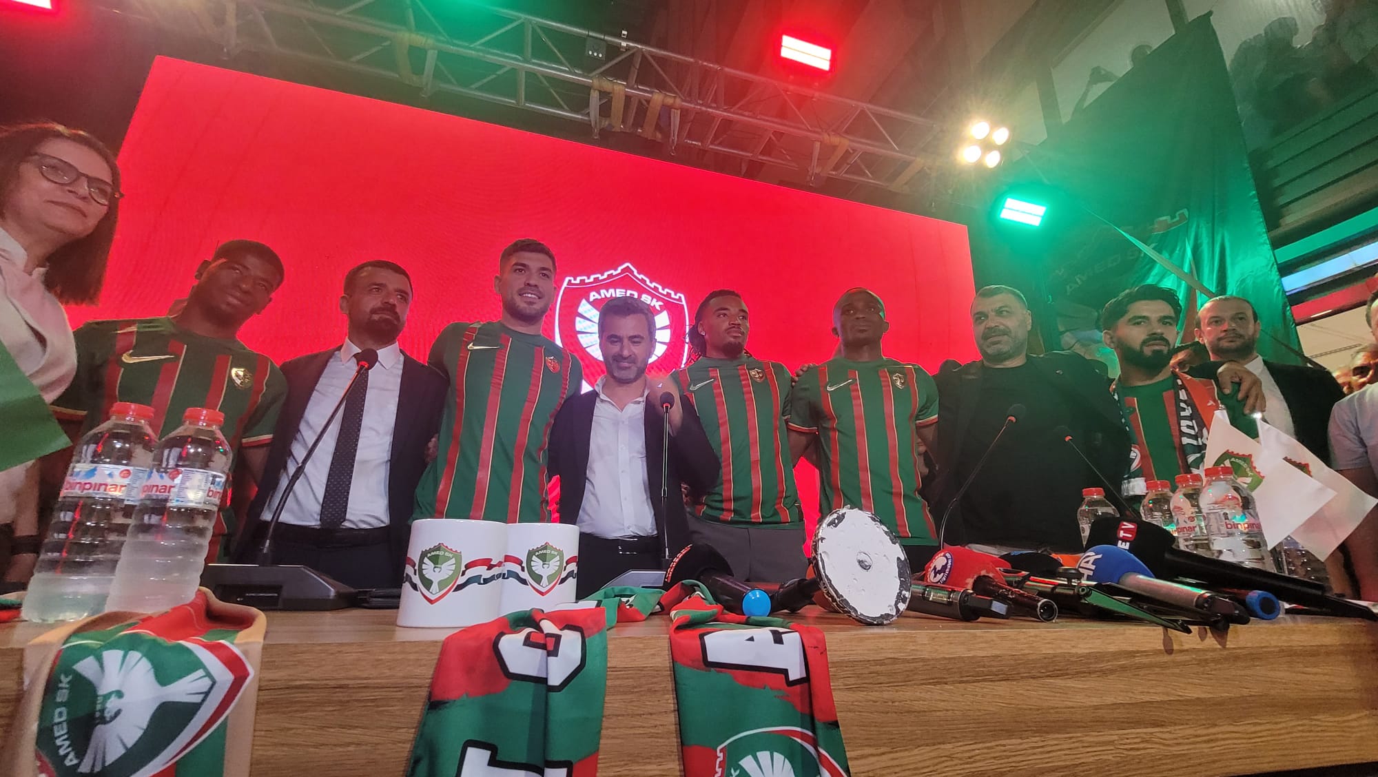 Amedspor’da 5 yeni transfer için coşkulu imza töreni
