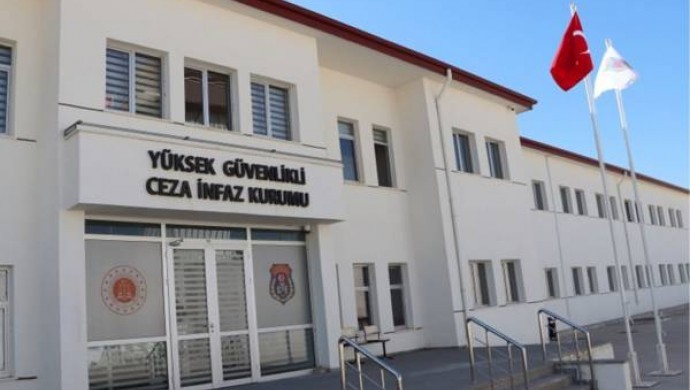 Kalp krizi geçiren tutuklu bir günlük tedavinin ardından cezaevine gönderildi